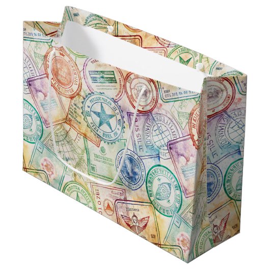 Rustikales Reisepass-Stempel-Reisemuster (3) Große Geschenktüte (Vorderseite Schrägansicht)