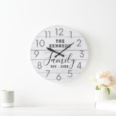 Rustikales, rekonstruiertes Weiß-Bauernhaus Famili Große Wanduhr (Zuhause)