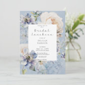 Rustikales Romantik Blau & Weiß Blumenbridal Mitta Einladung (Stehend Vorderseite)