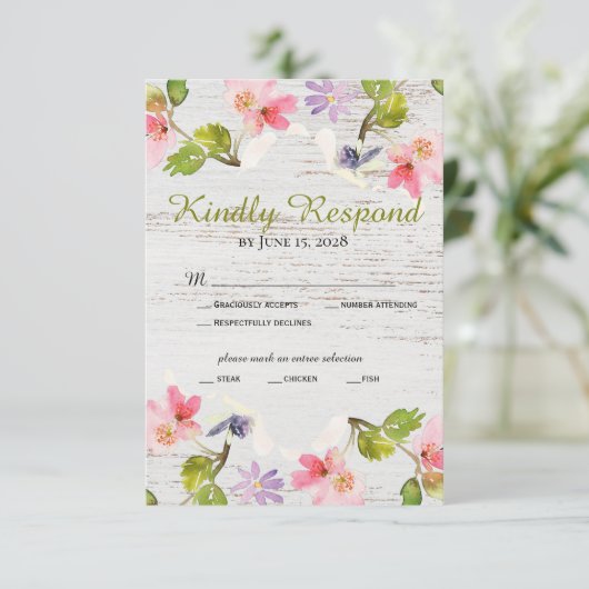 Rustikales Rosa Florals auf weißem Holz RSVP Karte (Stehend Vorderseite)