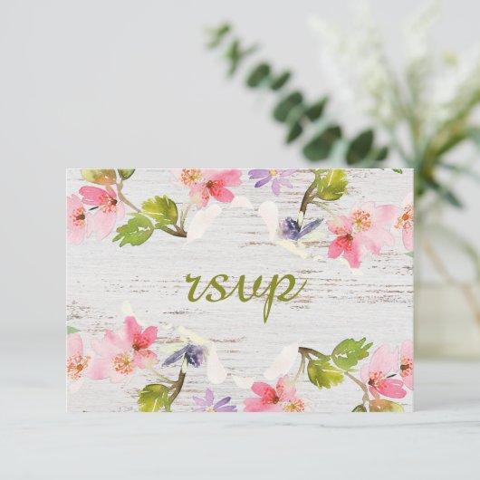 Rustikales Rosa Florals auf weißem Holz RSVP Karte (Stehend Vorderseite)