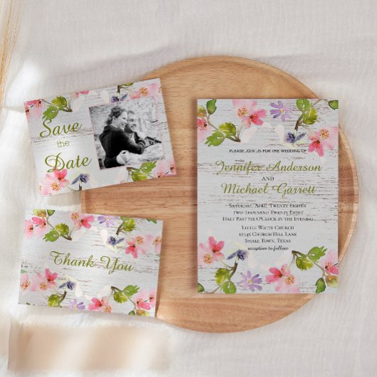 Rustikales Rosa Florals auf Weißholz Einladung