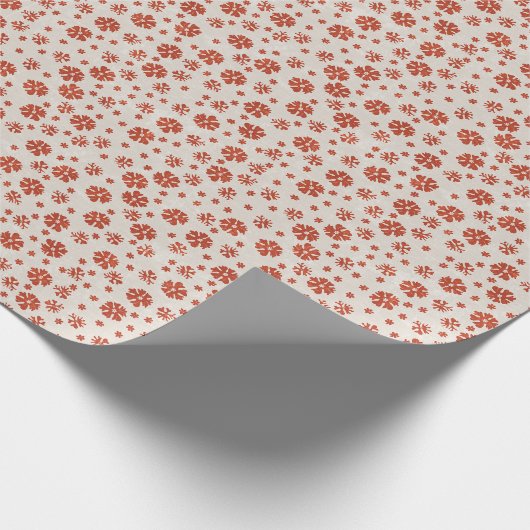 Rustikales Rot & Beige Ditsy Snowflake Weihnachten Geschenkpapier (Ecke)