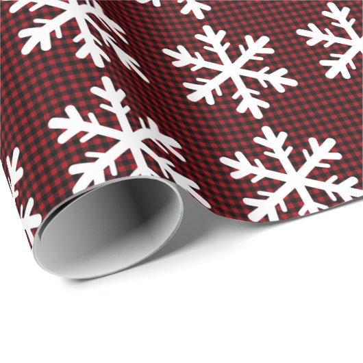 Rustikales Rot und Kariertes Schwarzes Schneeflock Geschenkpapier (Rolleneckpunkt)