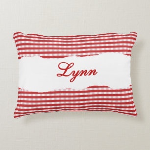 Rustikales rotes Gingham mit personalisiertem Name Dekokissen