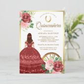 Rustikales Rotes Kleid Charro Gold Quinceanera Einladung (Stehend Vorderseite)
