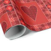 Rustikales rotes Patchwork Herz Quilt Geschenkpapier (Rolleneckpunkt)