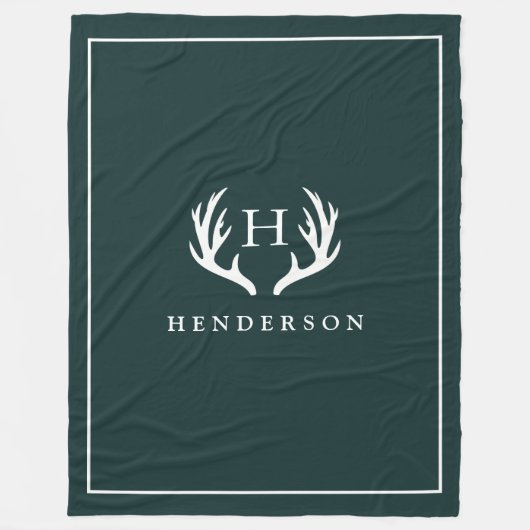 Rustikales Rotwild-Geweih-Monogramm-Kiefern-Grün Fleecedecke (Vorderseite)