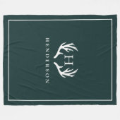 Rustikales Rotwild-Geweih-Monogramm-Kiefern-Grün Fleecedecke (Vorderseite (Horizontal))