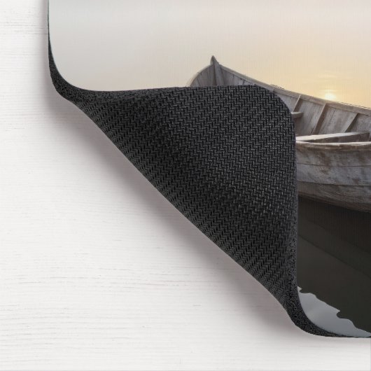 Rustikales Rowboat Auf einem ruhigen See Mousepad (Ecke)