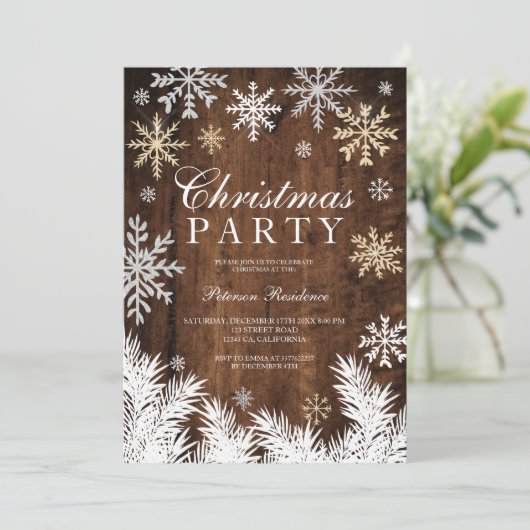 Rustikales Schneeflocken-Kiefernholz Weihnachten P Einladung (Stehend Vorderseite)