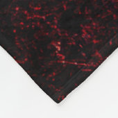 Rustikales schwammiges Rot auf dunkelrotem Hinterg Fleecedecke (Ecke)