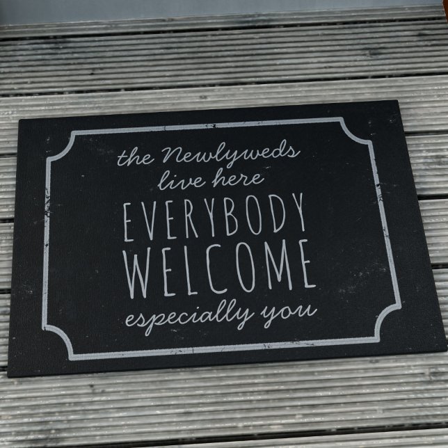 Rustikales Schwarz und Weiß - jeder willkommen bei Fußmatte (Everybody is welcome at your door with this chalkboard vibe doormat. Just add your name)