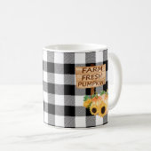 Rustikales Schwarz und Weiß Kariert mit Herbstpump Kaffeetasse (VorderseiteRechts)