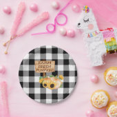 Rustikales Schwarz und Weiß Kariert mit Herbstpump Pappteller (Party)