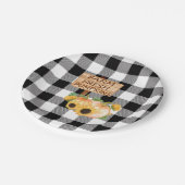 Rustikales Schwarz und Weiß Kariert mit Herbstpump Pappteller (Schrägansicht)