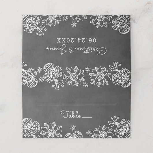 Rustikales Schwarzes Brett-Blumenrogramm Platzkarte (Außenseite Aufgefaltet)