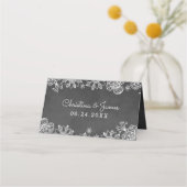 Rustikales Schwarzes Brett-Blumenrogramm Platzkarte (Rückseite)