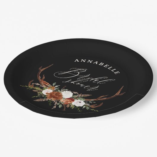 rustikales schwarzes Rost botanisches Brautparty Pappteller (Schrägansicht)