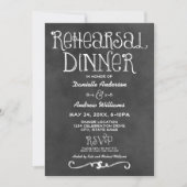 Rustikales Script Chalkboard Hochzeit Probe Dinner Einladung (Vorderseite)