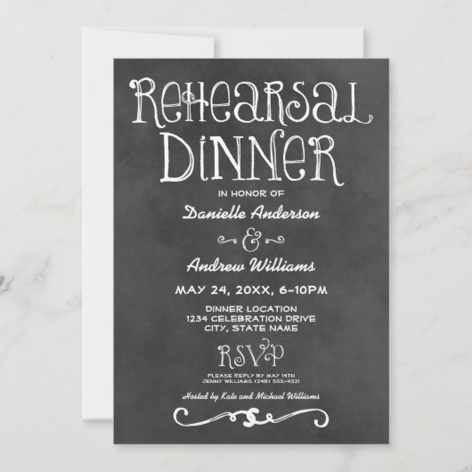 Rustikales Script Chalkboard Hochzeit Probe Dinner Einladung (Vorderseite)