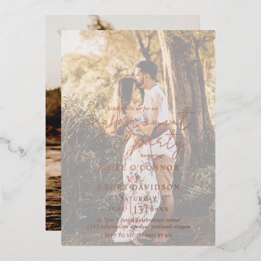 Rustikales Script-Foto Moderne Engagement Party Folieneinladung (Vorderseite/Rückseite)