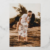 Rustikales Script-Foto Moderne Hochzeit Folieneinladung (Rückseite)