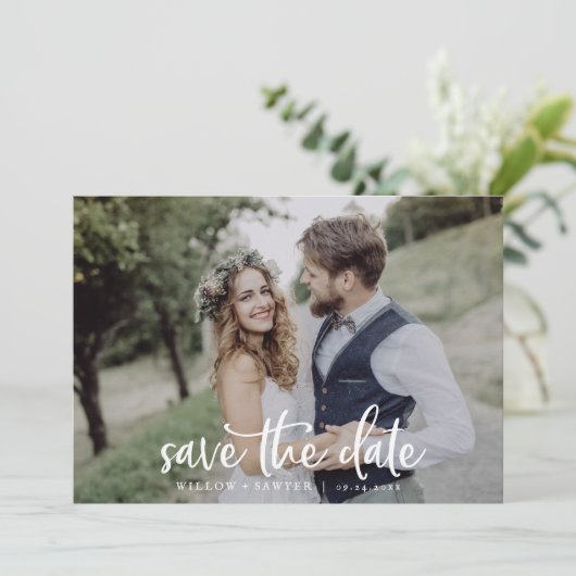 Rustikales Script Horizontal Dunkles Foto Save the Save The Date (Stehend Vorderseite)