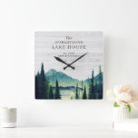 Rustikales Seehaus | Familienname Quadratische Wanduhr<br><div class="desc">Mit unserer rustikalen Berguhr fügen Sie Ihrem Zuhause oder Büro einen stilvollen und trendigen Look hinzu. Fügen Sie diesem Design Ihre benutzerdefinierte Formulierung hinzu, indem Sie die "Diese Vorlage bearbeiten"-Felder auf der rechten Seite des Elements verwenden, oder klicken Sie auf die blaue Schaltfläche "Anpassen", um den Text anzuordnen, die Schriftart...</div>