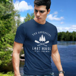 Rustikales Seehaus Name Boat Oars Trees T-Shirt<br><div class="desc">Herren T - Shirt mit Familiennamen und "Lake House" oder einem anderen Wunschtext zusammen mit Datum und Lage. Dieses individuelle Design besticht durch eine weiße Silhouette von Kreuzbootwagen und Kiefernbäumen. Um mehr Designs wie dieses zu sehen,  besuchen Sie bitte meinen Shop hier unter "Zazzle.com/Rustic_Charm". Danke.</div>