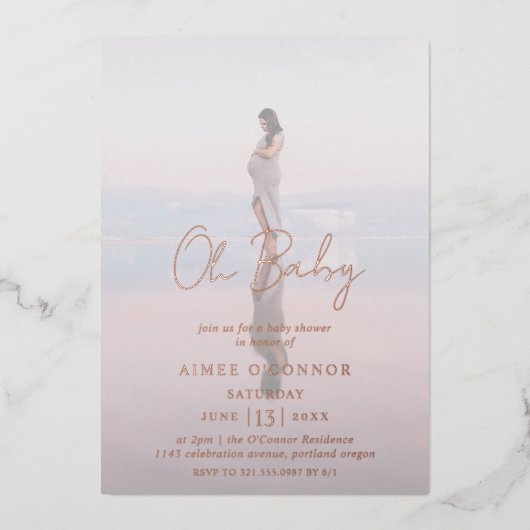 Rustikales Skript-Foto Oh Baby Dusche Rose Gold Folieneinladung (Vorderseite)