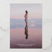 Rustikales Skript-Foto Oh Baby Dusche Rose Gold Folieneinladung (Rückseite)