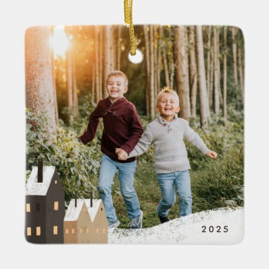 Rustikales Snowy Village Scene Foto Keramikornament (Vorderseite)