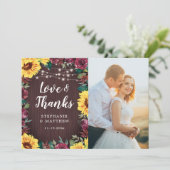 Rustikales Sonnenblumen Burgundy Wood Light Weddin Dankeskarte (Stehend Vorderseite)