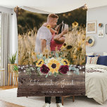 Rustikales Sonnenblumen-Hochzeitsstimmung - Foto Fleecedecke<br><div class="desc">Die rustikale Sonnenblume und die bordeauxfarbene Rose, die Hochzeitskuppel Foto Decke macht ein perfektes Geschenk. Die Decke ist mit farbenfrohen, gelben Sonnenblumen mit bordeauxfarbenen Rose und einem Atem- und Salbeigrün aus Holz gestaltet. Dies ist ein perfektes Farbschema für einen Spätsommer oder eine Hochzeit im Herbst. Personalisieren Sie mit Namen und...</div>