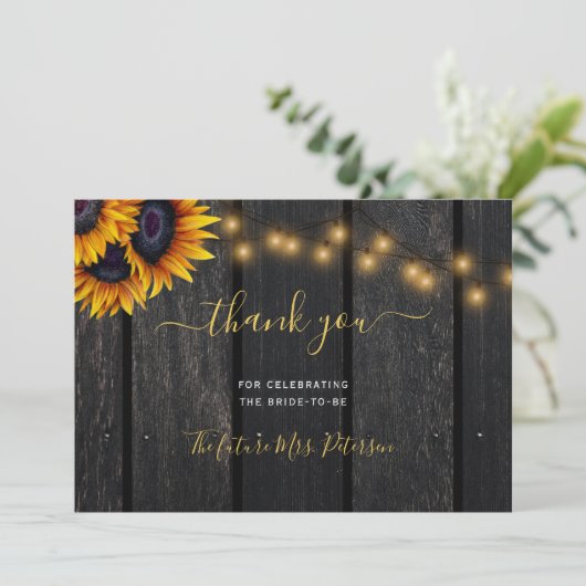 Rustikales Sonnenblumenholzskript Brautparty. Dankeskarte (Stehend Vorderseite)