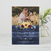 Rustikales Sonnenblumenöl-Foto Navy Blue Wood Wedd Einladung (Stehend Vorderseite)