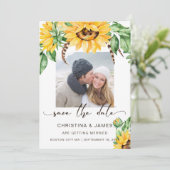 Rustikales Sonnenblumenstrauß-Foto-Script Save The Date (Stehend Vorderseite)