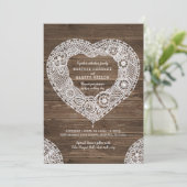 Rustikales Spitzen-Herz auf Holzheirat Einladung (Stehend Vorderseite)