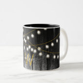 Rustikales Stall Black Wood Gold String Lights Mon Zweifarbige Tasse (VorderseiteRechts)