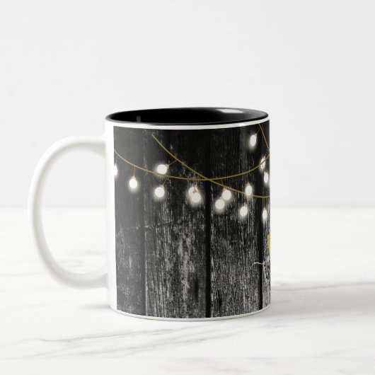 Rustikales Stall Black Wood Gold String Lights Mon Zweifarbige Tasse (Links)