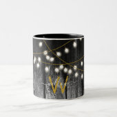 Rustikales Stall Black Wood Gold String Lights Mon Zweifarbige Tasse (Mittel)