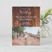 Rustikales Stallenholz Hochzeit mit elegantem Foto Einladung (Stehend Vorderseite)
