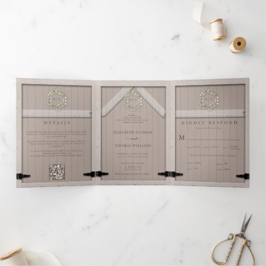 Rustikales Stallholz Eukalyptus-Wappen Elegante Ho Dreifach Gefaltete Einladung (Innenseite)