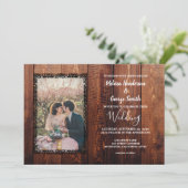 Rustikales Stallholz Foto Hochzeit Einladung (Stehend Vorderseite)