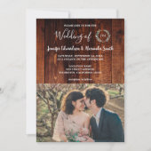 Rustikales Stallholz mit Monogramm Foto Hochzeit Einladung (Vorderseite)