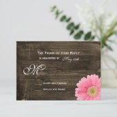 Rustikales Stallholz Rosa Daisy Wedding RSVP Cards (Stehend Vorderseite)