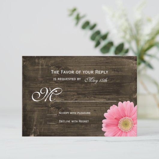 Rustikales Stallholz Rosa Daisy Wedding RSVP Cards (Stehend Vorderseite)
