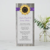 Rustikales Stallholz Sonnenblumen Lila Ribbon Spit Einladung (Stehend Vorderseite)