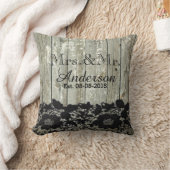 Rustikales Stallholz Spitzenplatz Land Hochzeit me Kissen (Decke)